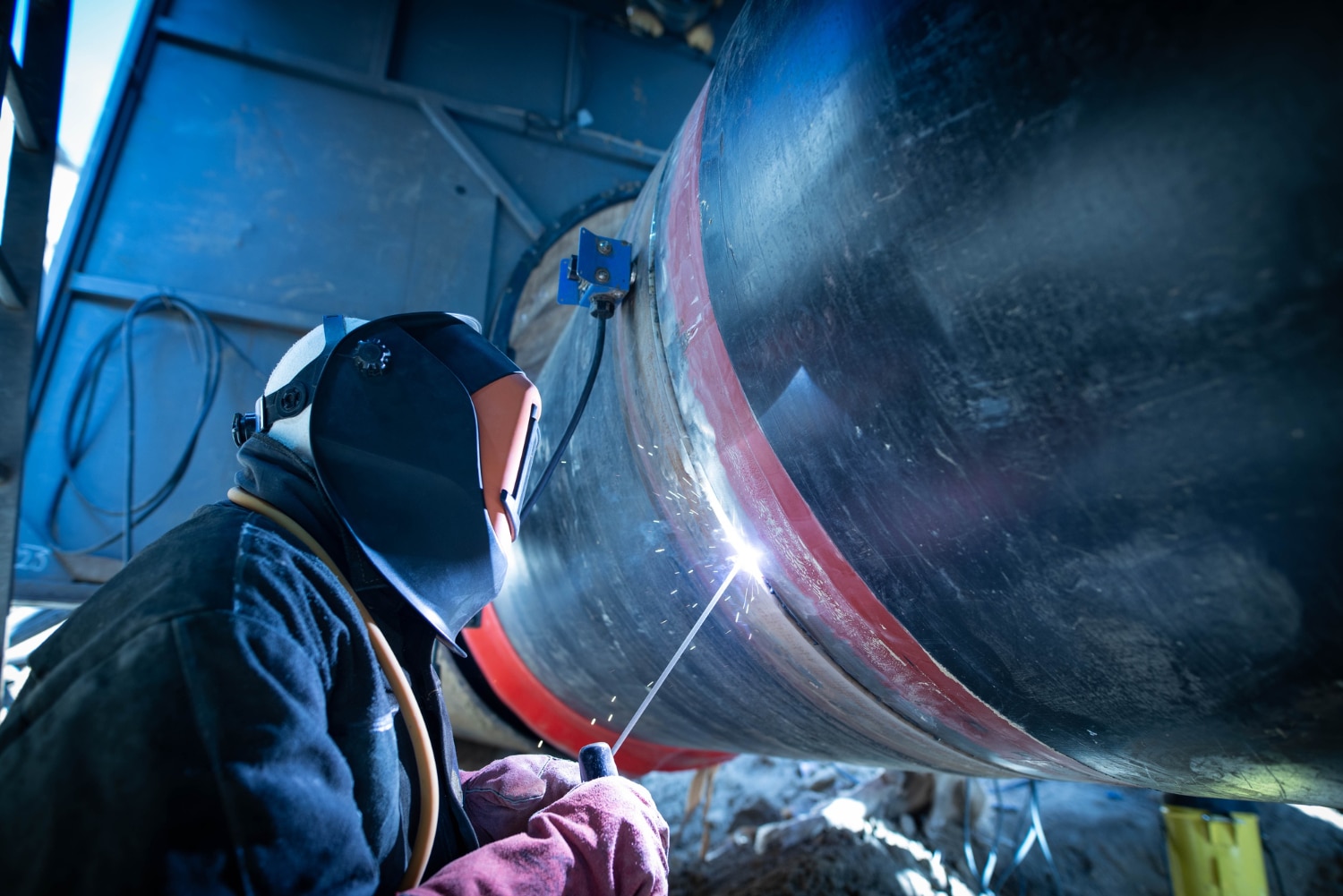 Compare welded and seamless pipes for strength, cost, corrosion resistance & usage. Discover which type suits your project needs in oil, gas, or construction.